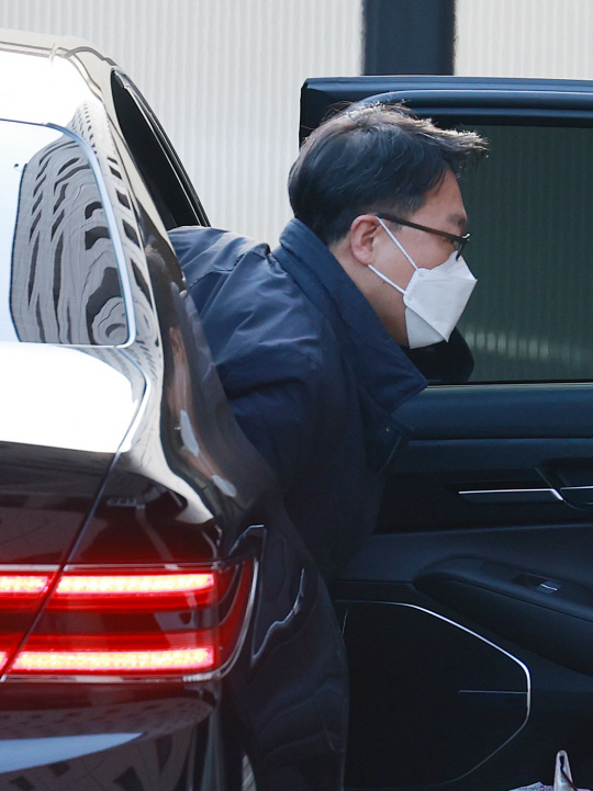 김진욱 고위공직자범죄수사처(공수처)장이 23일 오전 정부과천청사 공수처로 출근하고 있다.  연합뉴스