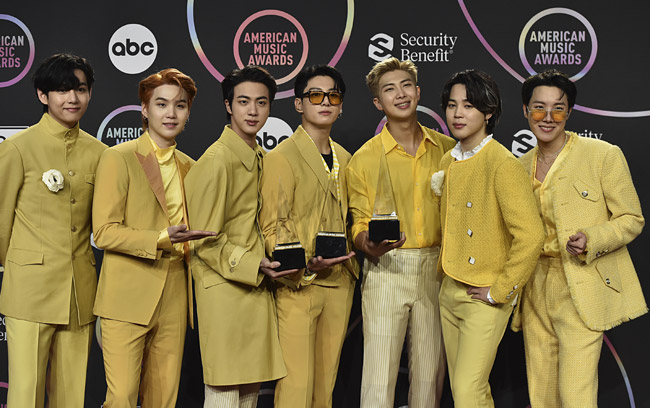 방탄소년단이 21일(현지시간) 아시아 가수 최초로 미국 메이저 음악 시상식인 아메리칸뮤직어워즈에서 ‘올해의 아티스트’상을 받았다.  AP 뉴시스