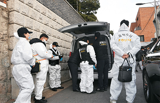 경찰청 과학수사대가 23일 오전 별세한 전두환 전 대통령의 서울 서대문구 연희동 자택 입구에서 사인 분석 등을 위한 조사 준비를 하고 있다.