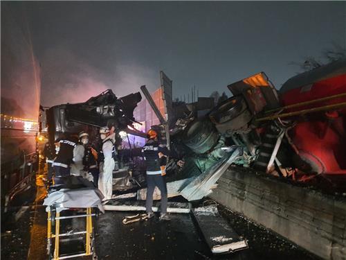 방음벽 뚫고 넘어간 트레일러 잔해물[독자 제공. 재판매 및 DB 금지]