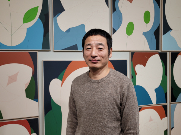 변웅필 작가가 자신의 작품 앞에서 포즈를 취했다.