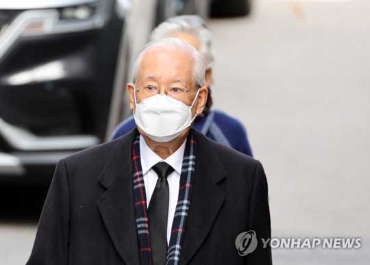 (서울=연합뉴스) 전두환 전 대통령이 사망한 23일 오전 서울 서대문구 연희동 자택으로 장세동 전 국가안전기획부 부장이 들어서고 있다. 2021.11.23