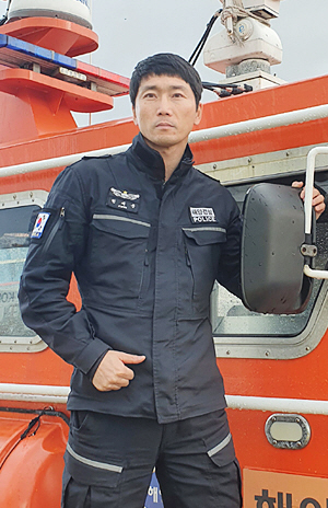 해양경찰청 서해해양특수구조대 소속 권재준 경위가 23일 오후 전남 목포 해상 부두에 정박된 구조함정 앞에서 포즈를 취했다.   서해해양특수구조대 제공