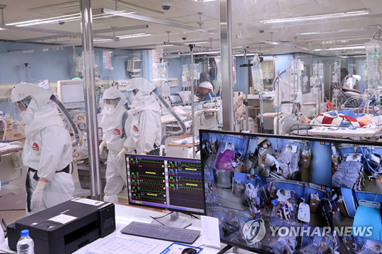 코로나19 거점전담병원인 평택 박애병원의 중환자실 [연합뉴스 자료사진]