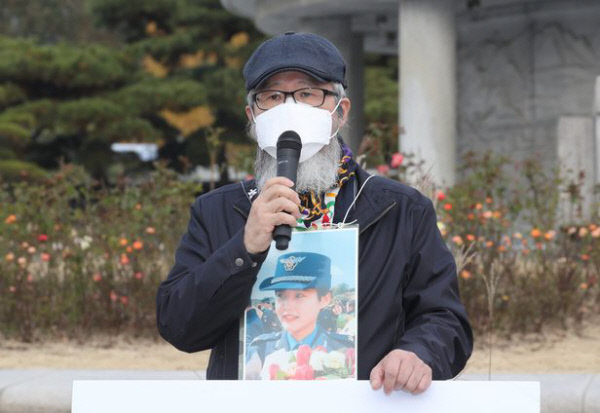 공군 고 이예람 중사 부친 이모씨가 지난 18일 서울 종로구 청와대 사랑채 앞에서 딸의 사진을 목에 걸고서 대통령과의 면담을 요청하는 1인 시위를 하고 있다.뉴시스