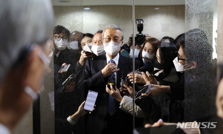 [서울=뉴시스] 김종인 국민의힘 전 비상대책위원장이 24일 오전 서울 종로구 자신의 사무실을 나서 엘리베이터 탑승을 기다리고 있다.(공동취재사진) 2021.11.24