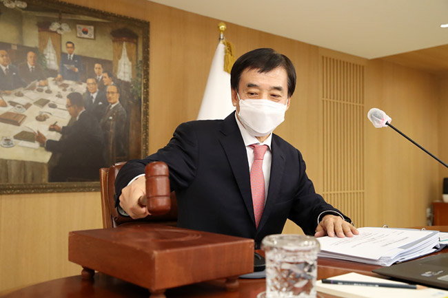 이주열 한국은행 총재가 25일 오전 서울 중구 한국은행에서 열린 금융통화위원회 본회의에서 회의를 주재하며 의사봉을 두드리고 있다. 한은은 이날 기준금리를 0.25%포인트 올린 1.00%로 인상했다. 한국은행 제공