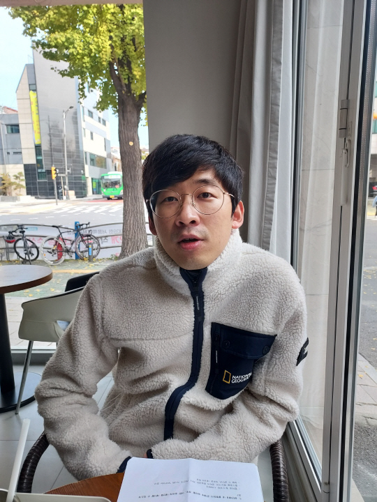 강남규 문화사회연구소 연구위원이 지난 24일 서울 종로구 한 카페에서 ‘30대론’에 대해 공통점과 다양성을 종합적으로 파악하는 세대성을 설명하고 있다. 김충남 기자