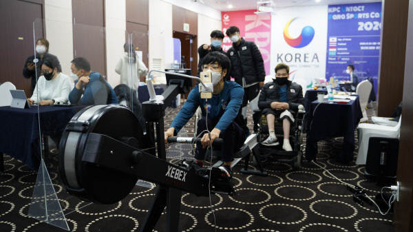 대한장애인체육회는 29일부터 4일간 11개국 90여 명의 선수가 비대면 방식으로 참여하는 2021 국제스포츠캠프를 개최한다. 사진은 지난해 비대면 방식으로 열린 캠프 프로그램을 소화하는 선수들의 모습.  대한장애인체육회 제공