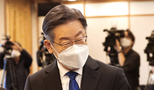 이재명 더불어민주당 대선 후보가 25일 서울 중구 한국프레스센터에서 열린 외신기자클럽 초청 토론회에 참석하기 위해 들어서고 있다. 이 후보는 최근 회백색에서 흑발과 가까운 진회색으로 머리 색깔을 바꿨다. 국회사진기자단