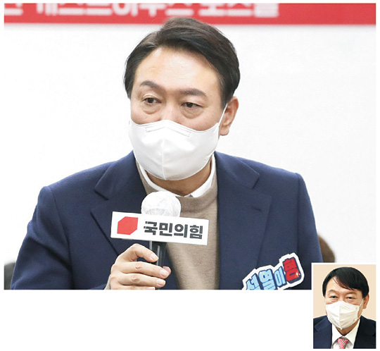 윤석열 국민의힘 대선 후보가 25일 서울대에서 열린 ‘국민의힘 서울캠퍼스 총회’에서 학생들에게 인사말을 하고 있다. 윤 후보는 머리를 가지런히 뒤로 넘겨 이마를 훤히 드러냈고 눈썹은 진하게 하는 등 스타일에 변화를 주고 있다. 작은 사진은 이전 모습.  국회사진기자단