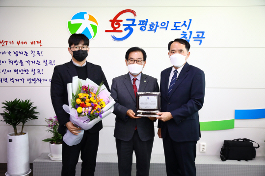 최원일(오른쪽) 천안함 전 함장과 전준영(왼쪽) 전우회장이 25일 경북 칠곡군 군수실에서 천안함 희생 장병을 기리고 재조명한 백선기 군수에게 감사패를 전한 뒤 기념사진을 촬영하고 있다.  칠곡군청 제공