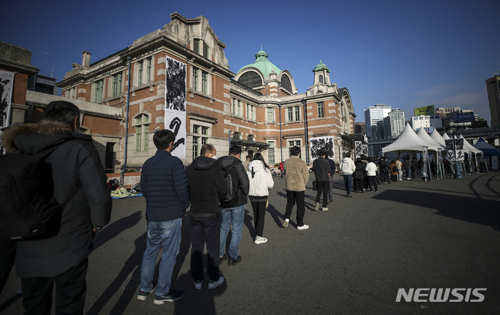 [서울=뉴시스] 0시 기준 국내 코로나19 신규확진자가 4116명으로 역대 최대치를 경신한 24일 오전 서울 중구 서울역광장에 설치된 코로나19 임시선별검사소를 찾은 시민들이 검사를 받기 위해 줄 서 있다. 2021.11.24.