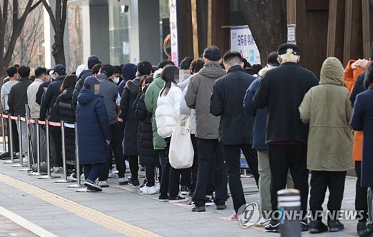(서울=연합뉴스) 서명곤 기자 = 25일 오전 서울 송파구보건소 선별진료소에서 시민들이 신종 코로나바이러스 감염증 검사를 받기 위해 대기하고 있다. 중앙방역대책본부는 이날 0시 기준으로 신규 확진자가 3천938명 늘어 누적 확진자 수가 42만9천2명이라고 밝혔다. 위중증 환자 수는 600명을 넘으면서 코로나19 유행 이후 최다 수치로 집계됐고, 사망자는 39명으로 4차 유행 이후 가장 많았다. 2021.11.25