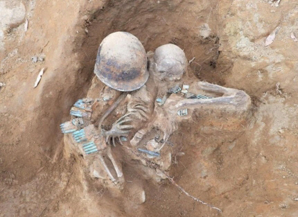 지난달 28일 백마고지 395고지 정상에서 발견된 국군 이등병 전사자 추정 호국영웅 유해. 철모와 두개골에서 총탄 자국 한 발이 발견됐다. 국방부 제공