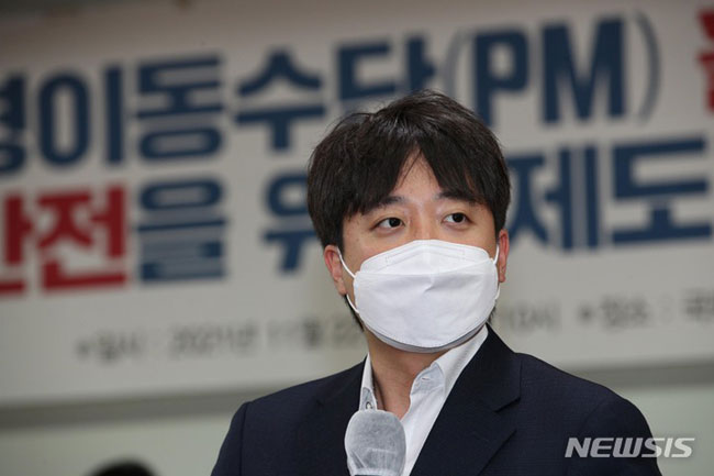 [서울=뉴시스] 전신 기자 = 이준석 국민의힘 대표가 22일 서울 여의도 국회에서 열린 개인형이동수단(PM, Personal Mobility) 활성화와 국민안전을 위한 제도개선 토론회에서 인사말을 하고 있다. (공동취재사진) 2021.11.22.