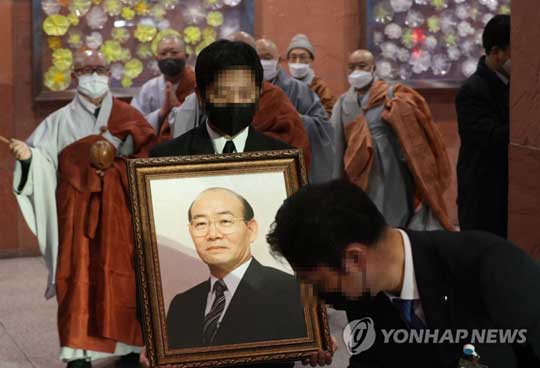 (서울=연합뉴스) 27일 오전 서울 서대문구 신촌 세브란스병원 장례식장에서 전두환 전 대통령의 발인식이 진행되고 있다. 2021.11.27 [공동취재]