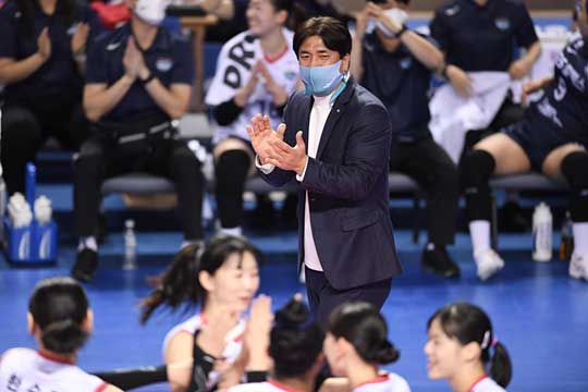 GS 칼텍스 차상현 감독이 27일 경기도 화성종합체육관에서 열린 프로배구 여자부 IBK기업은행과 원정 경기에서 선수들을 격려하고 있다. 이날 차상현 감독은 논란을 빚는 김사니 IBK기업은행 감독대행과 악수를 거부했다. [한국배구연맹 제공. 재배포 및 DB금지]