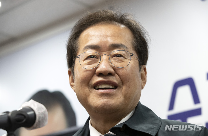 [서울=뉴시스] 국회사진기자단 = 홍준표 국민의힘 의원이 8일 서울 여의도 캠프 사무실에서 열린 캠프 해단식에서 발언하고 있다. 2021.11.08.