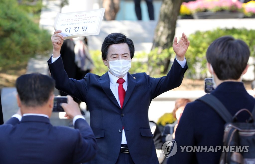 (과천=연합뉴스) 허경영 국가혁명당 명예대표가 지난 10월 18일 오전 과천 중앙선관위에서 제20대 대통령선거 예비후보자 등록을 마치고 지지자들의 환호에 답하고 있다. 2021.10.18