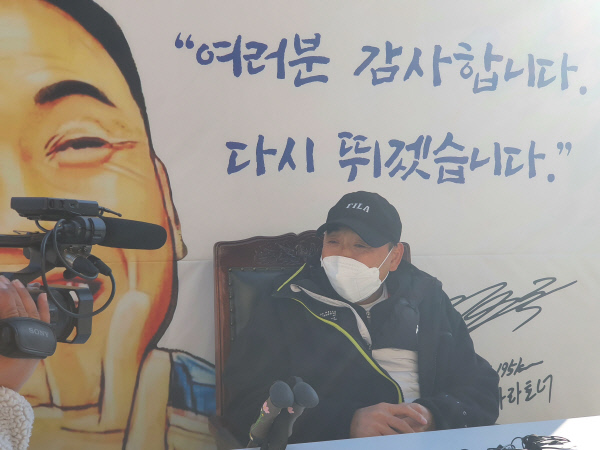 마라토너 이봉주가 28일 부천종합운동장에서 열린 이봉주 쾌유 기원 마라톤 행사에서 팬들과 대화를 나누고 있다. 연합뉴스