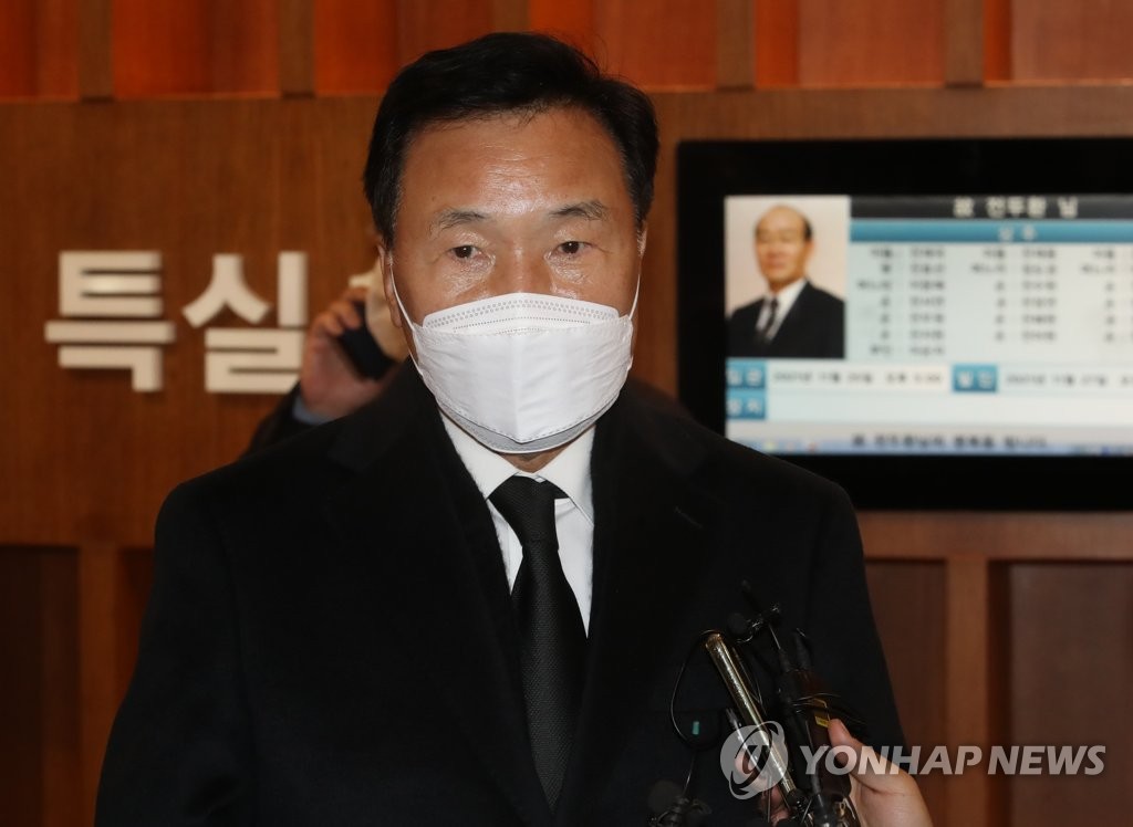(서울=연합뉴스) 손학규 전 바른미래당 대표가 25일 오후 서울 서대문구 신촌세브란스병원 장례식장에 마련된 전두환 전 대통령 빈소를 조문한 뒤 취재진 질문에 답하고 있다. 2021.11.25