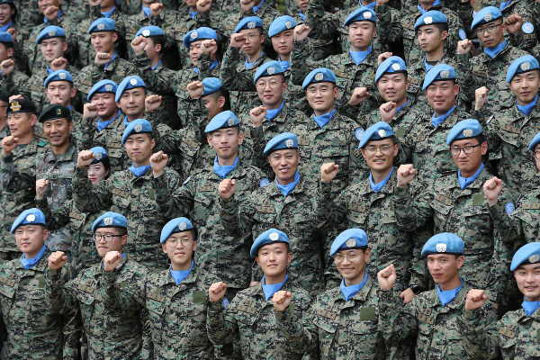 새로운 변이 바이러스인 ‘오미크론’이 아프리카 대륙을 시작으로 유럽, 중동 등 전세계로 확산됨에 따라 해외파병부대도 부스터샷 접종 등 방역 대책을 강화하고 있다.사진은 지난해 7월 인천 계양구 국제평화지원단에서 열린 아프리카 파견 남수단재건지원단(한빛부대) 11진 환송식에서 파병장병들이 기념촬영하는 모습. 합참 제공／ 뉴시스