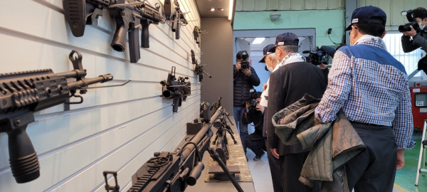 50여년 전 미국 총기 제작사에서 기술연수를 받고 국방부 옛 조병창에서 M16 소총 생산을 비롯해 국산 K시리즈 화기들을 개발하는데 많은 공을 세운 자주국방 1세대 ‘도미(渡美)기사’들이 29일 부산 기장군 ‘SNT모티브’ 방산공장을 방문해 전시된 각종 소총을 구경하고 있다. SNT모티브 제공