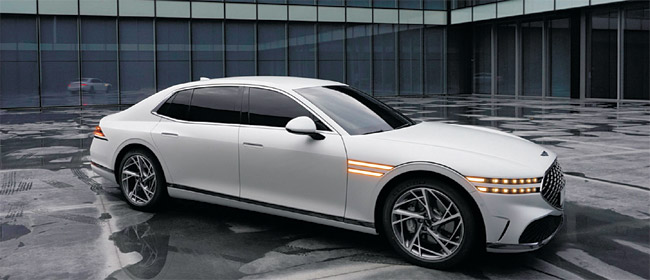 현대차 제네시스 브랜드가 3년 만에 출시하는 일명 ‘CEO 차’ G90 신형의 외장 디자인을 30일 전격 공개했다. 제네시스는 “역동적인 우아함의 정수를 담았다”고 설명했다. 제네시스 제공