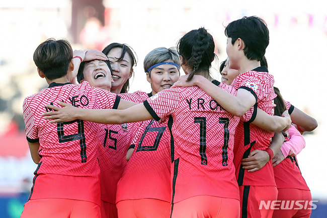 [고양=뉴시스] 김병문 기자 = 27일 오후 경기 고양종합운동장에서 열린 한국 여자축구대표팀과 뉴질랜드의 평가전 경기, 한국 임선주가 역전골을 넣은 뒤 동료들과 기뻐하고 있다. 2021.11.27.