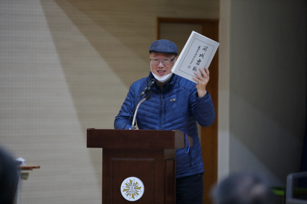 황광우 작가가 29일 광주 북구 광주제일고등학교 대강당에서 열린 저서 ‘이름 없는 별들-호남독립운동가열전’ 헌정식에서 광주학생독립운동의 주역 왕재일 선생의 가계에 대해 설명하고 있다. 그의 손에 들린 ‘개성가고’는 왕재일 선생의 증조부와 조부가 남긴 시집이다. 인문연구원 동고송 제공