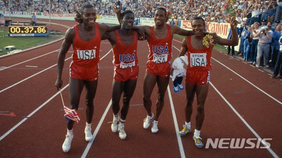 [서울=뉴시스]미국 앨러배마주에서 친구와 말다툼 도중 총격전을 벌여 숨진 전 미 육상 국가대표 에미트 킹(왼쪽 끝). (출처=CBS 홈페이지 사진 캡처)2021.11.30.