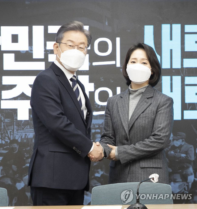 (서울=연합뉴스) 하사헌 기자 = 더불어민주당 이재명 대선후보(왼쪽)가 30일 서울 여의도 중앙당사 브리핑룸에서 열린 ‘이재명 캠프 공동상임선대위원장 인선 발표’에서 공동상임선대위원장으로 임명된 조동연 교수와 악수하고 있다. 2021.11.30 [국회사진기자단]