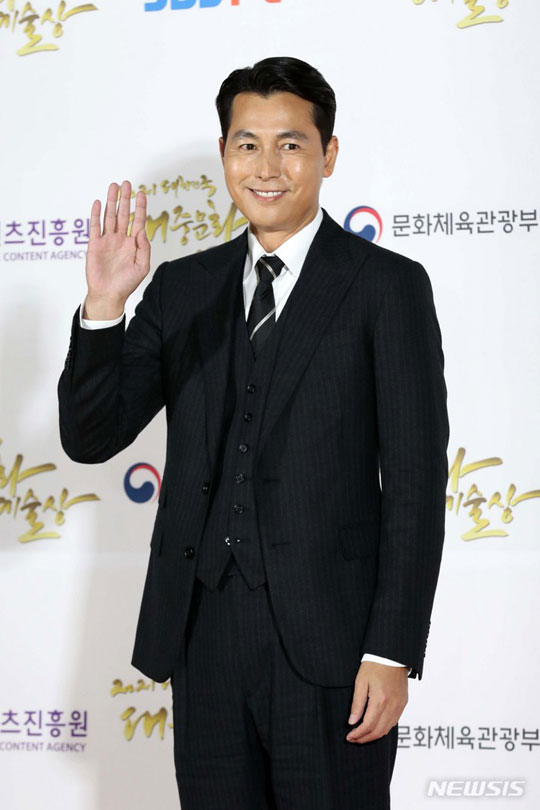 [서울=뉴시스] 박진희 기자 = 배우 정우성이 28일 서울 중구 국립극장에서 열린 ‘2021 대한민국 대중문화예술상’ 시상식에 참석하고 있다. 2021.10.28.