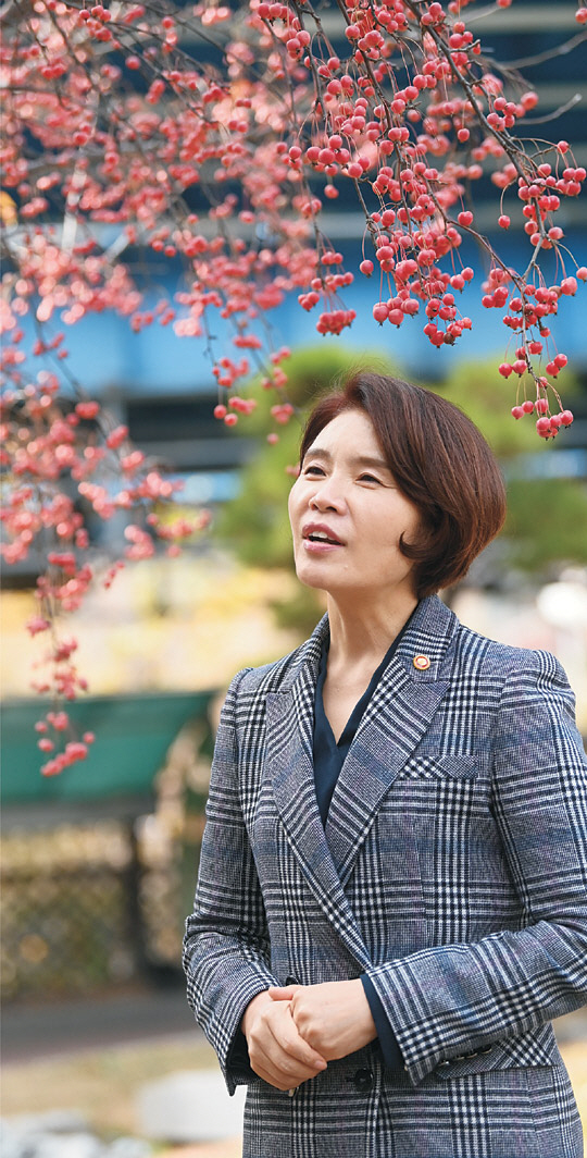 한정애 환경부 장관이 지난달 26일 오후 서울 동작구 한강홍수통제소에서 가진 문화일보와의 인터뷰에서 “환경 이슈를 규제와 비용, 통제와 불편으로만 보지 말고 미래의 국가 경쟁력 강화의 원천으로 인식하는 발상의 전환이 필요하다”고 강조하고 있다.