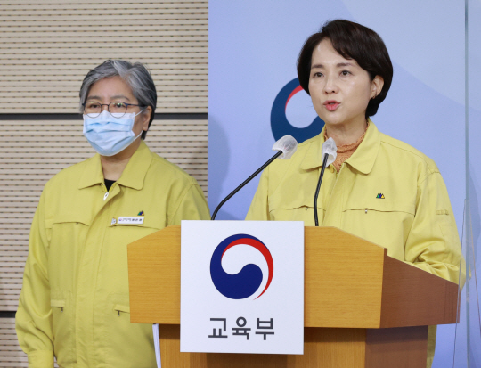 유은혜(오른쪽) 부총리 겸 교육부 장관이 1일 오전 정부세종청사에서 정은경 질병관리청장과 대국민 브리핑을 갖고 청소년 백신 접종을 당부하고 있다.   연합뉴스
