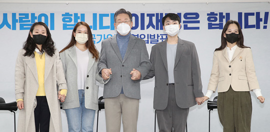 이재명(가운데) 더불어민주당 대선 후보가 1일 오전 서울 여의도 당사에서 기자회견을 열어 청년 과학인재 4명 영입을 발표하고 있다. 왼쪽부터 송민령 뇌과학자, 최예림 딥러닝 인공지능(AI) 연구자, 이 후보, 김윤기 AI 개발자, 김윤이 데이터 전문가.   국회사진기자단