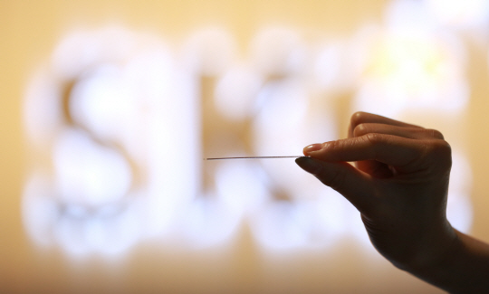 SKC가 세계 최초로 개발한 컴퓨팅용 글라스 기판 모습. 글라스 기판은 컴퓨터 칩세트의 성능과 전력효율을 대폭 끌어올릴 수 있어 반도체 패키징 분야에서 ‘게임 체인저’로 꼽힌다. SK그룹 제공