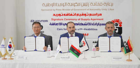 정방선(왼쪽) 현대차 아중동권역본부장이 1일(현지시간) 리비아의 무스타파 엘자이비(가운데) 사회연대기금펀드투자청장, 무함마드 이싸 현지 딜러사 사장과 차량 공급 계약을 체결하고 기념촬영을 하고 있다.  현대차 제공