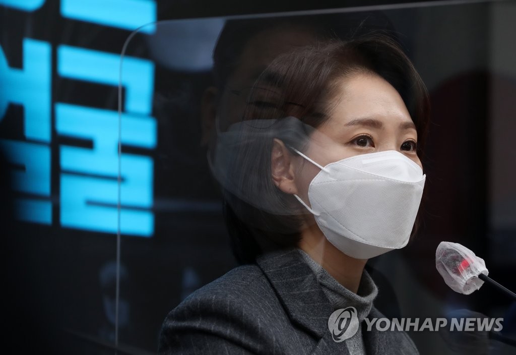 (서울=연합뉴스) 조동연 신임 공동상임선대위원장이 30일 서울 여의도 중앙당사 브리핑룸에서 열린 공동상임선대위원장 인선 발표 기자간담회에서 취재진의 질문에 답하고 있다. 2021.11.30 [국회사진기자단]