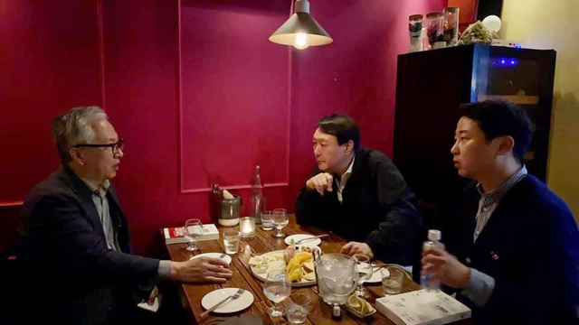 [서울=뉴시스] 윤석열 국민의힘 대통령후보(가운데)와 장예찬 전 청년특보(오른쪽). 왼쪽은 모종린 연세대 교수. (사진=시사평론가 장예찬씨 페이스북 캡처) 2021.06.02.