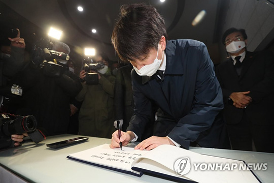 (제주=연합뉴스) 국민의힘 이준석 대표가 2일 오후 제주시 봉개동 4·3평화공원을 찾아 참배한 뒤 방명록을 작성하고 있다. 2021.12.2