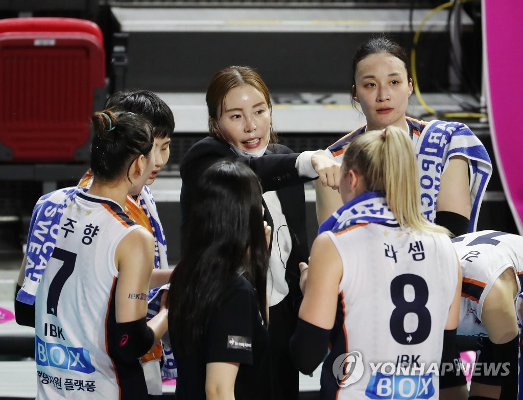 선수들 격려하는 김사니 IBK 감독대행[연합뉴스 자료사진]