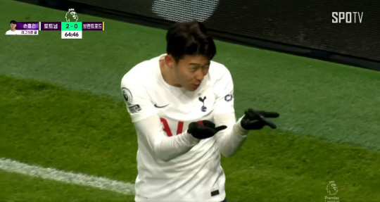 토트넘 홋스퍼의 손흥민이 3일 오전(한국시간) EPL 홈경기에서 후반 20분 득점한 뒤 ‘스파이더맨’ 세리머니를 펼치고 있다.    SPOTV 캡처