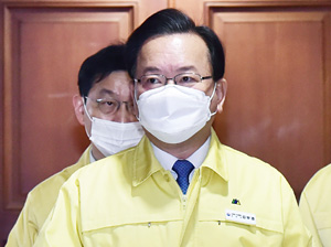 김부겸 국무총리가 3일 오전 정부서울청사에서 열린 코로나19 대응 중앙재난안전대책본부 회의에 참석하고 있다.