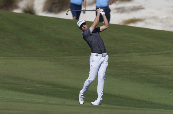 미국의 저스틴 토머스가 3일 오전(한국시간) 바하마 뉴프로비던스의 올바니 골프클럽에서 열린 히어로 월드 챌린지 1라운드 4번 홀에서 아이언 샷을 시도하고 있다.  AP뉴시스