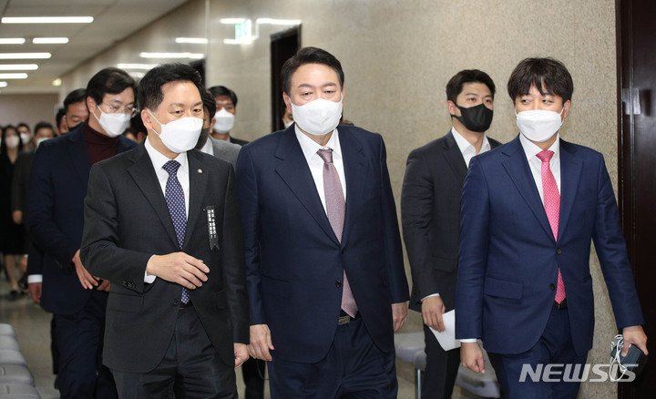 [서울=뉴시스] 국민의힘 윤석열(가운데) 대선 후보, 이준석(오른쪽) 당 대표, 김기현 원내대표(왼쪽). (공동취재사진) 2021.11.25.