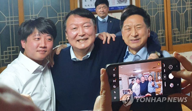 (울산=연합뉴스) 이동환 기자 = 국민의힘 윤석열 대선후보(가운데)와 이준석 대표(왼쪽), 김기현 원내대표가 3일 오후 울산시 울주군 한 식당에서 “김종인, 지금 막 총괄선대위원장직 수락”을 발표한 뒤 어깨동무하고 있다. 2021.12.3