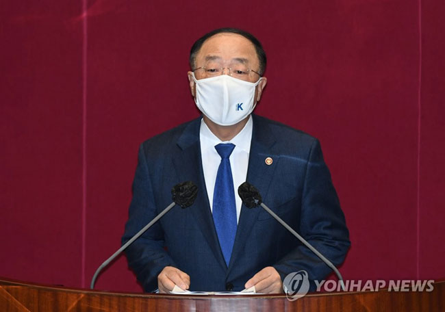 (서울=연합뉴스) 하사헌 기자 = 홍남기 경제부총리가 3일 오전 서울 여의도 국회에서 열린 본회의에서 2022년도 예산안 관련 제안설명을 하고 있다. 2021.12.3 [국회사진기자단]