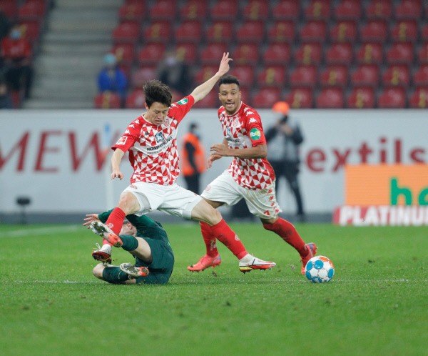 마인츠의 이재성이 5일(한국시간) 독일 마인츠의 메바 아레나에서 열린 볼프스부르크와의 2021~2022 분데스리가 14라운드 홈 경기 도중 상대의 태클에 걸려 넘어지고 있다.  마인츠 트위터 캡처